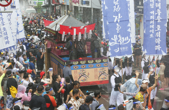 People participate in the annual Jangheung Water Festival in Jangheung County, South Jeolla. Shown in the image is the festival's 2022 edition. [JOONGANG PHOTOS]