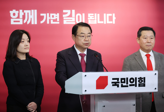 Jeong Young-hwan, chair of the People Power Party's nomination committee, announces the termination of Rep. Chung Woo-taik's candidacy at the party's headquarters in Yeouido, western Seoul, on Thursday. [YONHAP]
