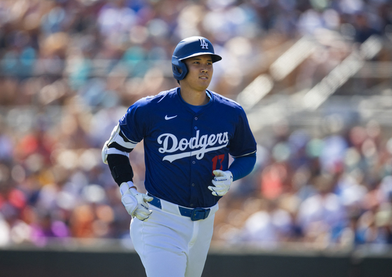 Los Angeles Dodgers designated hitter Shohei Ohtani faces the Seattle Mariners during a spring training game in Phoenix, Arizona on March 13.  [USA TODAY/YONHAP]