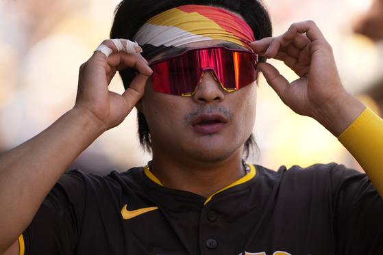 San Diego Padres' Kim Ha-seong adjusts his glasses in the dugout during a spring training baseball game against the Chicago White Sox in Peoria, Arizona on March 9.  [AP/YONHAP]