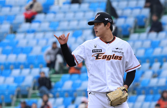 Hanwha Eagles pitcher Moon Dong-ju sends a sign to the fielders during a spring training game against the Kia Tigers at Hanwha Life Eagles Park in Daejeon on March 12.  [YONHAP]