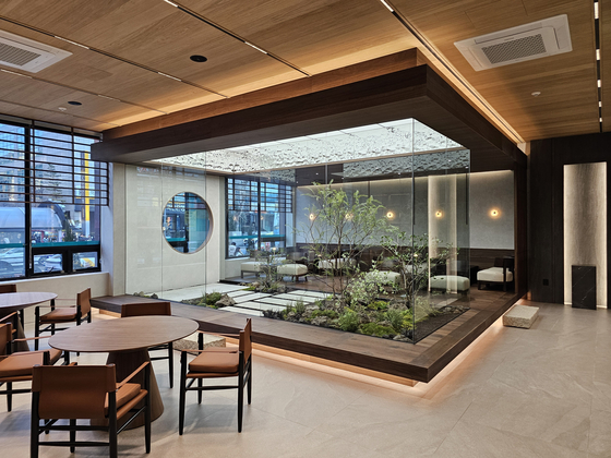 Hana 50+ Culturebank in Daejeon offers a lounge where people can take a rest and relax. [HANA FINANCIAL GROUP]