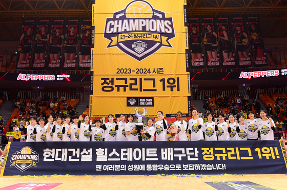 Suwon Hyundai Engineering & Construction Hillstate players celebrate winning the 2023-24 V League title after a 3-1 victory over the Gwangju Pepper Savings Bank AI Peppers at Pepper Stadium in Gwangju on Saturday. [NEWS1]