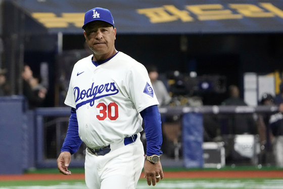 Los Angeles Dodgers' manager Dave Roberts walks back to the dugout during an exhibition game between the Los Angeles Dodgers and Kiwoom Heroes at Gocheok Sky Dome in western Seoul on Sunday.  [AP/YONHAP]