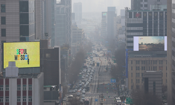 Fine dust blankets downtown Seoul on Sunday as yellow dust arrives in Korea for the first time this year. The yellow dust was brought by northwesterlies from eastern Mongolia, according to the Korea Meteorological Administration. [YONHAP] 