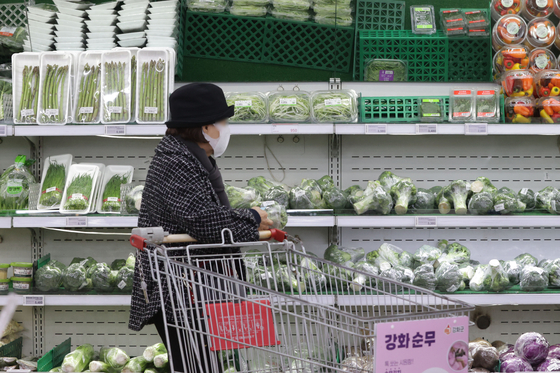  A customer shops for vegetables at a discount mart in downtown Seoul on Sunday. [YONHAP]