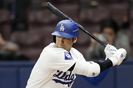 Los Angeles Dodgers' designated hitter Shohei Ohtani prepares to bat during the first inning of the exhibition game between the Los Angeles Dodgers and Kiwoom Heroes at Gocheok Sky Dome in western Seoul on Sunday. [AP/YONHAP]