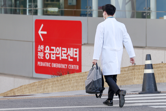 A medical doctor heads to an emergency room for child patients in a hospital located in Seoul on Monday. [NEWS1] 