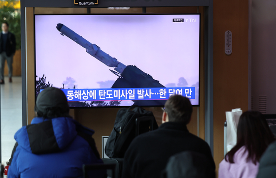 People at Seoul Station in Jung District, central Seoul, watch a television report about the North's latest ballistic missile launch on Monday morning. [NEWS1]