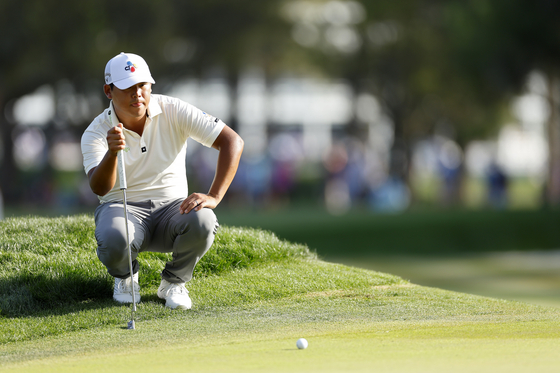 Kim Si-woo lines up a putt on the 15th green during the second round of The Players Championship on the Stadium Course at TPC Sawgrass in Ponte Vedra Beach, Florida on Friday. [GETTY IMAGES]