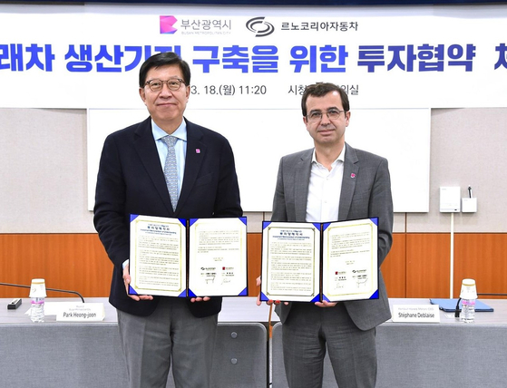 Renault Korea Motors CEO Stephane Deblaise, right, takes a photo with Busan Mayor Park Heong-joon after the two signed an agreement on investment to upgrade the automaker's Busan plant on Monday. [RENAULT KOREA MOTORS]