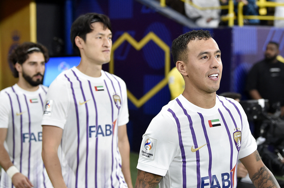  Ain's Kaku, right, and Park Yong-woo walk out onto the pitch before an AFC Champions League quarterfinal second leg match against Al Nassr at AlAwwal Park in Riyadh, Saudi Arabia on Monday. [REUTERS/YONHAP]