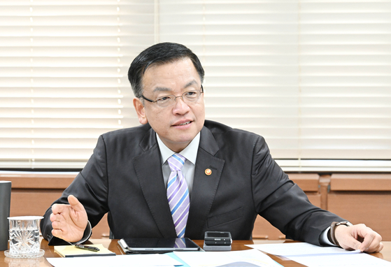 Finance Minister Choi Sang-mok speaks during a meeting with ministry officials on inflation and other pending issues in Seoul on Monday. [YONHAP]