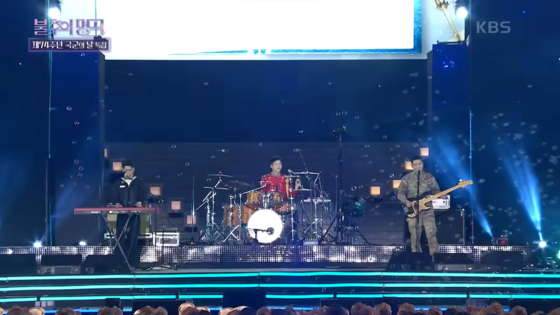 A captured image of DAY6 performing ″Time of Our Life″ (2017) in 2022 [SCREEN CAPTURE]