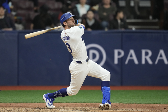 Los Angeles Dodgers' hitter Chris Taylor hits a home run in the seven inning of an exhibition game against Team Korea at Gocheok Sky Dome in western Seoul on Monday.  [AP/YONHAP]