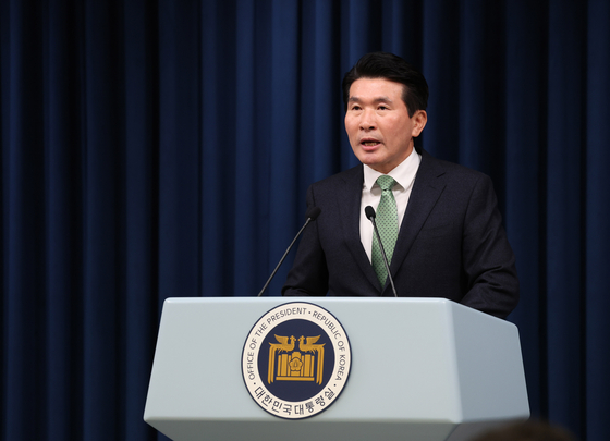 Hwang Sang-moo, senior presidential secretary for civil and social affairs, speaks during a briefing at the presidential office in Yongsan District, central Seoul in January. [YONHAP] 