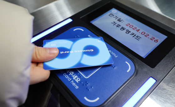 A commuter taps in with the Climate Card, the capital's unlimited transit pass, to enter a subway station in downtown Seoul on Jan. 28. [NEWS1]