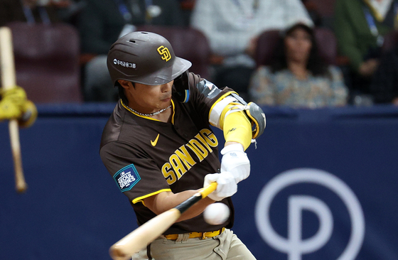 San Diego Padres infielder Kim Ha-seong hits a two-run home run in the second inning of a game against the LG Twins at Gocheok Sky Dome in western Seoul on Monday.  [NEWS1]