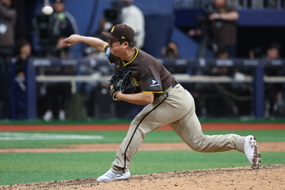 San Diego Padres' Go Woo-suk pitches during the ninth inning of an exhibition game against the LG Twins at Gocheok Sky Dome in western Seoul on Monday. [NEWS1]