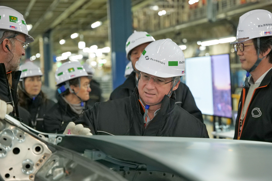 Renault brand CEO Fabrice Cambolive inspects Renault Korea Motors' Busan plant. [RENAULT KOREA MOTORS]