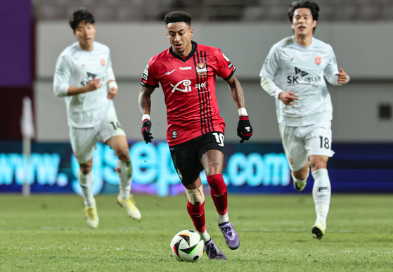 FC Seoul's Jesse Lingard dribbles the ball during a K League match against Jeju United at Seoul World Cup Stadium in western Seoul on Saturday. [NEWS1] 