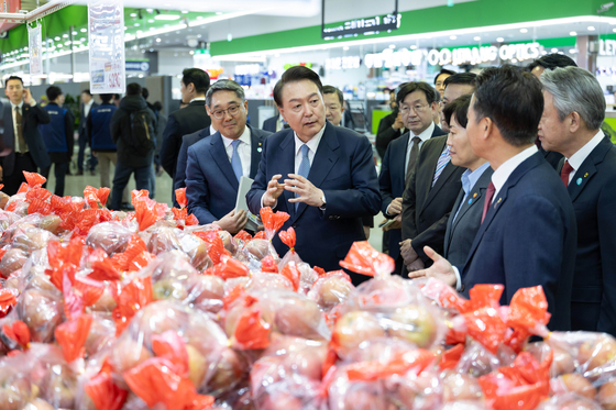 President Yoon Suk Yeol talks with government officials about rising grocery prices during his visit to Hanaro Mart’s Yangjae branch in southern Seoul on March 18. [PRESIDENTIAL OFFICE]