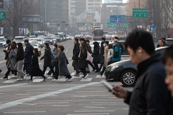 Employees walk to work on Feb. 13 after the Lunar New Year holiday in Jung District, central Seoul. [NEWS1]