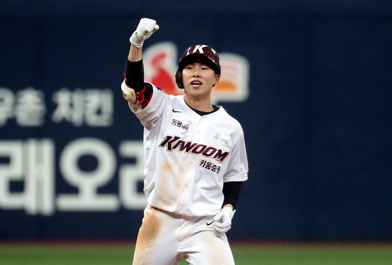 Kiwoom Heroes infielder Kim Hye-seong celebrates after hitting an RBI double during a game against the Hanwha Eagles at Gocheok Sky Dome in western Seoul on April 2, 2023.  [NEWS1]