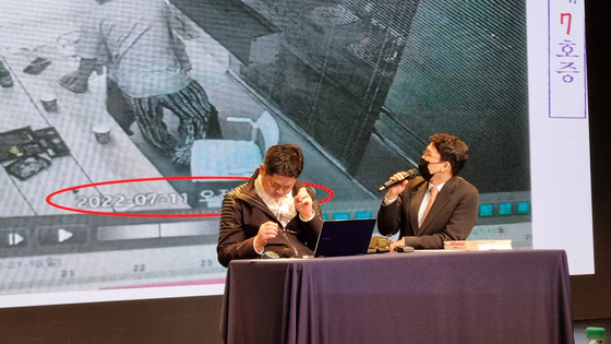 Spire Entertainment CEO Hwang Seong-woo, left, reveals a video of Omega X member Lee Hwi-chan groping the agency's former CEO and Hwang's wife Kang Seong-hee during a press conference on Tuesday held in southern Seoul. [YOON SO-YEON] 