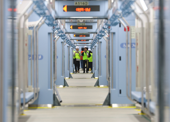 Officials inspect the Great Train Express Line A, or GTX-A, an underground high-speed commuter rail network at Suseo Station in southern Seoul on Tuesday. Some 300 residents and employees of the Land Ministry will make safety checks through Friday ahead of the opening of the GTX-A commuter rail network that will connect Suseo Station to Dongtan Station in Gyeonggi on March 30. [YONHAP]