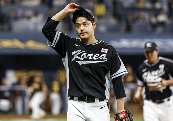Moon Dong-ju heads to the dugout at the end of the first inning of a game between Korea and the San Diego Padres at Gocheok Sky Dome in western Seoul on Sunday.  [YONHAP]