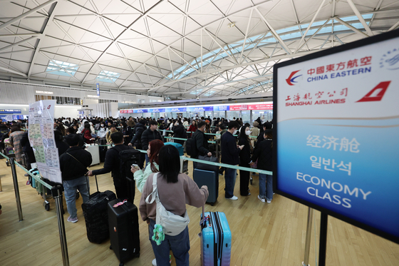 Check-in counter for flights bound for China at the departure terminal of Incheon International Airport [YONHAP]