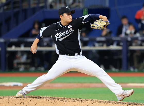 Kim Taek-yeon throws a pitch during the sixth inning of a game between Korea and the Los Angeles Dodgers at Gocheok Sky Dome in western Seoul on Monday.  [NEWS1]