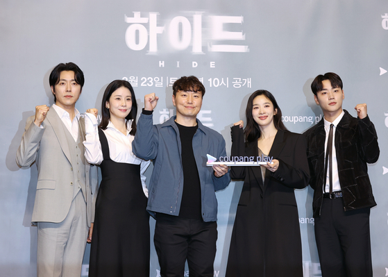 The main cast and showrunner of Coupang Play's upcoming drama series ″Hide″ pose during a press conference at the Josun Palace hotel in Gangnam District, southern Seoul, on Tuesday. From left: actors Lee Moo-saeng and Lee Bo-young, showrunner Kim Dong-hwi, actors Lee Chung-ah and Lee Min-jae [YONHAP]