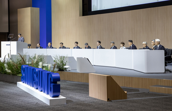 Samsung Electronics CEO Kyung Kye-hyun, far right, speaks to the shareholders at the company's shareholders' meeting held at its heaquarters in Suwon, Gyeonggi, on Wednesday. [SAMSUNG ELECTRONICS]