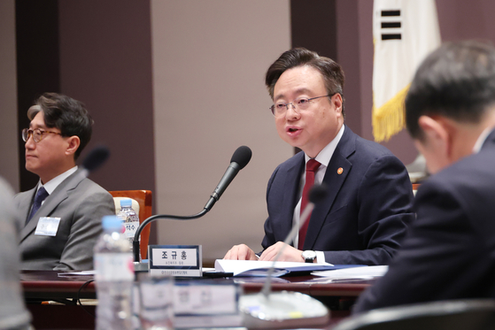 Health Minister Cho Kyoo-hong speaks during a forum hosted by the Korea News Editors' Association in downtown Seoul on Wednesday. The forum was held to discuss the country's medical reforms amid the ongoing mass walkout of junior doctors who oppose the government's planned medical recruitment hike. [YONHAP] 