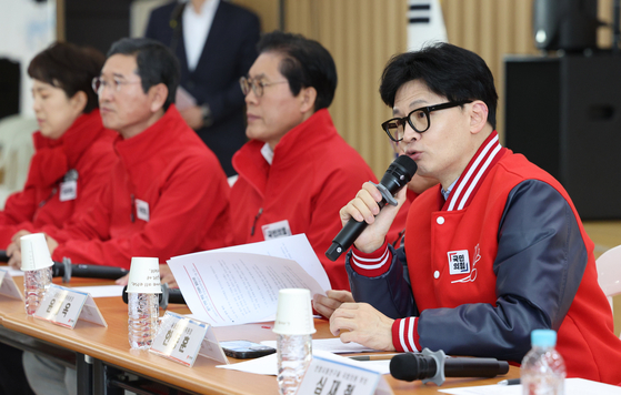 People Power Party (PPP) interim leader Han Dong-hoon, right, speaks at an election committee meeting at Anyang, Gyoenggi, on Wednesday morning. [NEWS1]