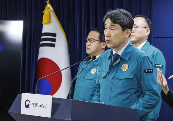 Education Minister Lee Ju-ho announces on Wednesday the detailed plan regarding the increase in medical school admissions at the governmental complex in central Seoul. [YONHAP] 