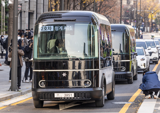 Self-driving buses depart from a street near Cheonggye Plaza in downtown Seoul on Nov. 24, 2022. [YONHAP]