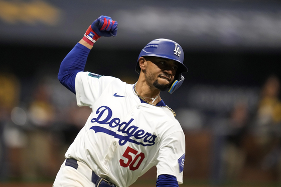 Los Angeles Dodgers' Mookie Betts gestures after hitting a two run home run during the fifth inning of Game 2 of the Seoul Series between the San Diego Padres and Los Angeles Dodgers at Gocheok Sky Dome in western Seoul on Thursday.  [AP/YONHAP]