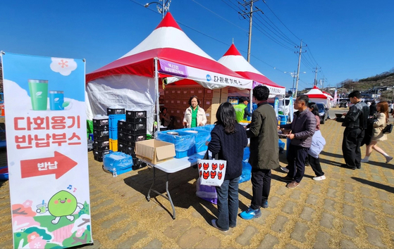 Visitors return their reusable cutlery and food containers to a collection stand. [YEONGSAN RIVER BASIN ENVIRONMENTAL OFFICE] 