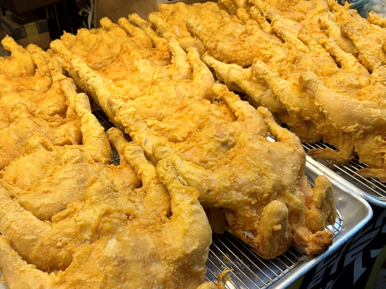 Fried whole chickens, a staple food in Suwon, at Motgol Market [LEE JIAN]