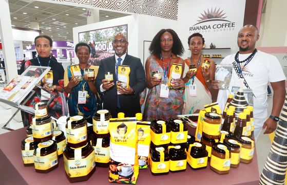 Officials from Rwanda pose for a photo while holding coffee beans and honey jars during the Coffee Expo Seoul 2024 event held at COEX in Gangnam District, southern Seoul, on Thursday. [YONHAP]