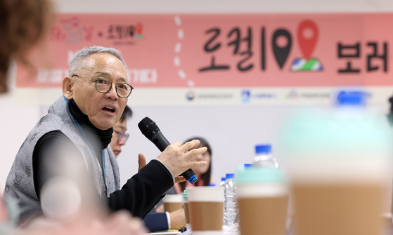 Culture Minister Yu In-chon speaks to the press about Suwon during his half-day trip to the city last month. [MINISTRY OF CULTURE, SPORTS AND TOURISM]