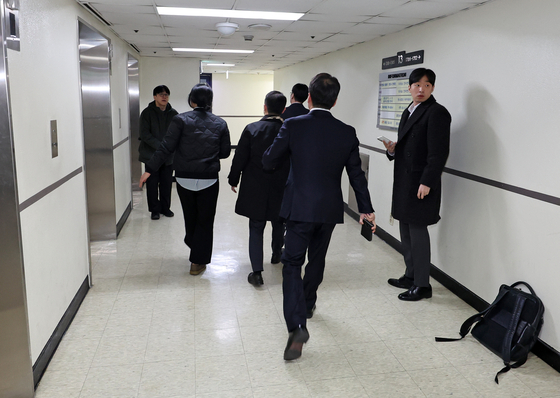 Prosecutors raid the office of former Supreme Court Justice Kwon Soon-il in Seocho District, southern Seoul,as part of an investigation in connection with the Daejang-dong land development scandal on Thursday. [YONHAP] 