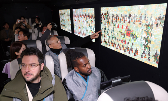 For a more digitally immersive experience of the fortress, the Suwon government last year launched a virtual bus tour called Extended Reality (XR) Bus to the Year of 1795 Experience. It travels around the outer fortress while playing a clip about King Jeongjo's royal procession on its screens and windows. [MINISTRY OF CULTURE, SPORTS AND TOURISM]