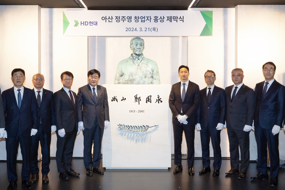 HD Hyundai holds a ceremony to unveil the statue of Hyundai Group founder while commemorating the 23rd anniversary of his death at the HD Hyundai Global R&D Center in Seongnam, Gyeonggi, on Thursday. [HD HYUNDAI]