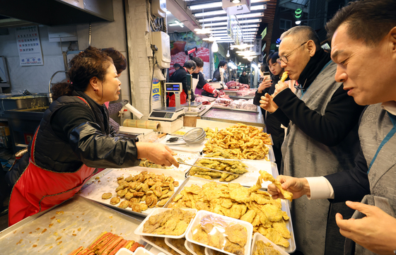Culture Minister Yu In-chon visits Motgol Market in Suwon last month. [MINISTRY OF CULTURE, SPORTS AND TOURISM]