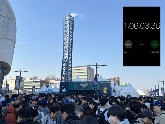 Fans line up for the MLB Superstore at Gocheok Sky Dome in western Seoul on Thursday. Inset: The wait to get into the store extended over an hour.  [JIM BULLEY]