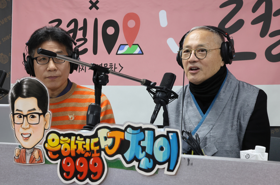 Culture Minister Yu In-chon, right, speaks on a local radio run by local merchants of Suwon's traditional markets, last month. [MINISTRY OF CULTURE, SPORTS AND TOURISM]